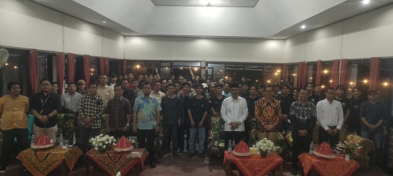 Wakil Bupati Luwu Utara melakukan sesi foto bersama dengan seluruh pengurs KKLU dan KKSS Kabupaten Morowali Utara