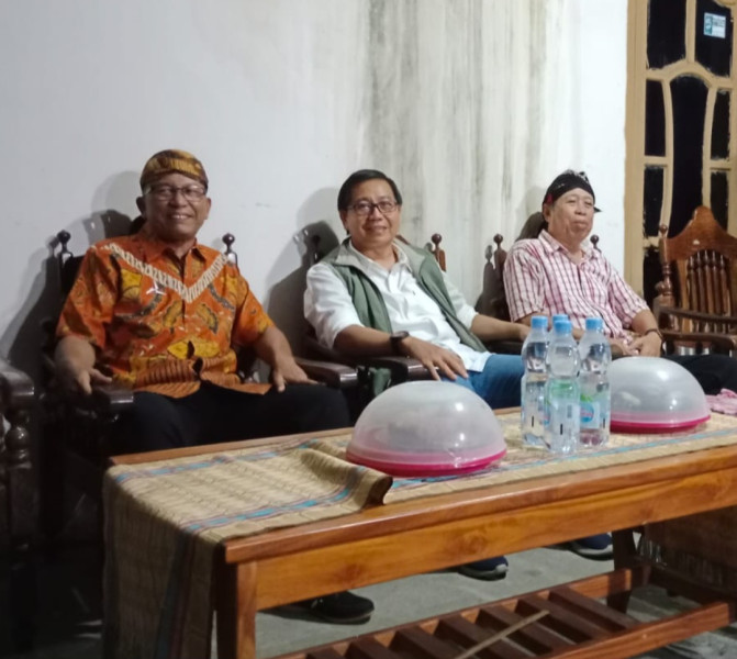 Wakil Bupati Luwu Utara Suaib Mansur Nampak di Apit dua Ketua Partai, Triyono Kusnan dari DPC Partai Demokrat dan Ketua Partai Perindo Luwu Utara Sam Sumastono, saat Silaturahmi dengan Komunitas Paguyuban jawa, di Desa Wonokerto, Kec.sukamaju Selatan. (Ft: ist...)