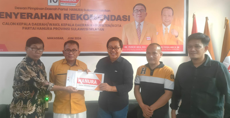 Ket Foto: Suaib Mansur menerima rekomendasi Partai Hanura sebagai bakal calon Bupati Luwu Utara. Rekomendasi diserahkan Ketua DPW Hanura Sulsel, Amsal Sampetondok di Kantor DPW Partai Hanura Sulsel, (Makassar, 06/06/2024)